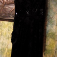 Отдается в дар Платье Черное, блестящее, вшитый пояс, по бокам расклешенные рюши, очень красивое.