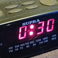 Отдается в дар Настольные электронные часы — радио Supra