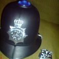 Отдается в дар шлем и значок- полицейского-с мигалкой и сиреной