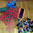 Отдается в дар Детская железная дорога + детали к конструктору лего, биониклам.