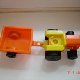 Отдается в дар игрушка детская--трактор с прицепом.