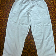 Отдается в дар женские белые брюки большого размера.
