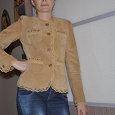 Отдается в дар замшевый(натуральный) пиджак светло-коричневого цвета.