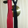 Отдается в дар два мужских галстука черный и красный
