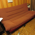 Отдается в дар красный диван для гостиной