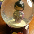 Отдается в дар Игрушка стеклянный шар с блёстками и японской девушкой. м. Царицыно