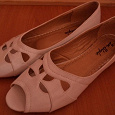 Отдается в дар Женские белые туфли, размер 39-40.