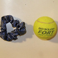 Отдается в дар Резинка для волос и теннисный мячик.