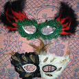 Отдается в дар Постпраздничное: маски и рожки.
