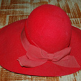 Отдается в дар Красная широкополая шляпа