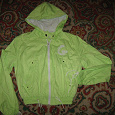 Отдается в дар Зелёная куртка-ветровка.