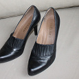 Отдается в дар Женские туфли из натуральной кожи, размер 37, цвет черный.