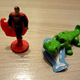 Отдается в дар Киндер-крокодил и супермен из чупа-чупса