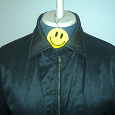 Отдается в дар Мужская куртка б/у 46/48 рус демисезонная, черная из водонепроницаемой ткани с покрытием, с неброским блеском.