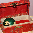 Отдается в дар китайский-японский шар инь-янь в тематической коробочки