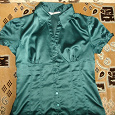 Отдается в дар Атласная женская блузка изумрудного цвета