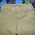 Отдается в дар Зауженные джинсы цвета хаки,42размер, новые.