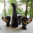 Отдается в дар Тёмно-синяя вазочка и кофейные чашечки с рисунком.