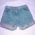 Отдается в дар Шорты детские джинса на 7-9 лет, по низу стразы разноцветные.