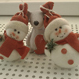 Отдается в дар Фигурка мышонка и два пьяных снеговика.