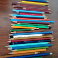 Отдается в дар много цветных карандашей