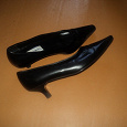 Отдается в дар Туфли женские, черные, размер 37-38