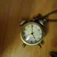 Отдается в дар Миниатюрные часы на цепочке.