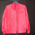 Отдается в дар Женская легкая куртка-ветровка, размер 48-50, цвет красный.