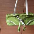 Отдается в дар 2 сумки — зеленая замша и кожаная черная с белым