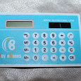 Отдается в дар Калькулятор на солнечной батарее, тонкий как кредитка.