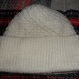 Отдается в дар шапка зимняя вязаная с отворотом.светлая