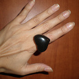 Отдается в дар Кольцо-сердце черное, пластик, б/у в нормальном состоянии, размер 17.