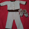Отдается в дар вязаный костюмчик на малыша и пинетки.