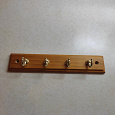 Отдается в дар маленькая деревянная вешалка для ключей