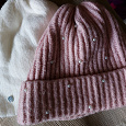 Отдается в дар Две тёплые шапки — не валко не шатко :)