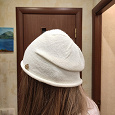Отдается в дар Вязаная белая женскае шапка.