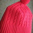 Отдается в дар Теплая ярко-красная шапка с пумпоном на белом флисовом подкладе