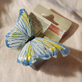 Отдается в дар Заколка-брошка Бабочка из натуральных перьев (новая)