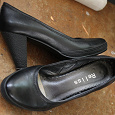 Отдается в дар Женские кожаные туфли, 37 размер. Три пары