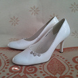 Отдается в дар Туфли белые на каблуке, 40 размер, можно на свадьбу