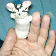 Отдается в дар Пальчиковая игрушка мышка белая из перу