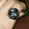 Отдается в дар кольцо с чёрными камнями бижутерия размер 18-18.5