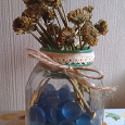 Отдается в дар декоративная баночка со стекляшками и сухими цветами ))