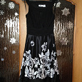 Отдается в дар Платье коктейльное черного цвета с принтом белых цветов на юбке, размер 42.