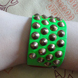 Отдается в дар Ярко-зеленый браслет (напульсник) с заклепками