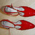 Отдается в дар красные лаковые туфли, размер 39,5, высота каблука 10 см. 20 век.