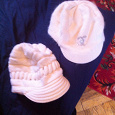 Отдается в дар белые зимние женские шапки с козырьком