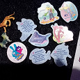 Отдается в дар Мелочь: пластиковые карточки с буквами от Растишки, фигурки-зверушки, ключик и значок