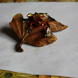 Отдается в дар фигурка — лягушка с улиткой на листочке