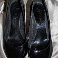 Отдается в дар Женские лаковые туфли. 39-й размер.
